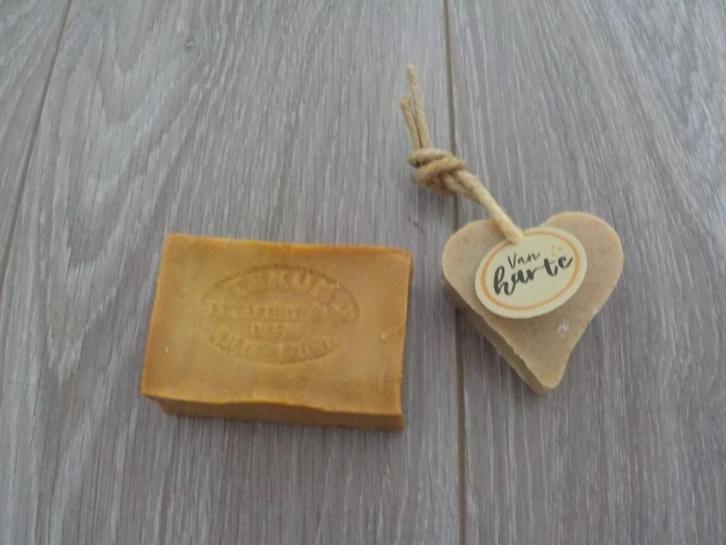 2x zeep; bar en hartje handgemaakt, Sieraden, Tassen en Uiterlijk, Uiterlijk | Lichaamsverzorging, Nieuw, Bad & Douche, Ophalen of Verzenden