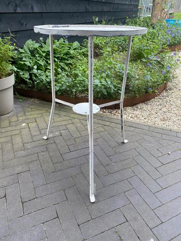 Vintage bijzettafel driepoot.  beschikbaar voor biedingen