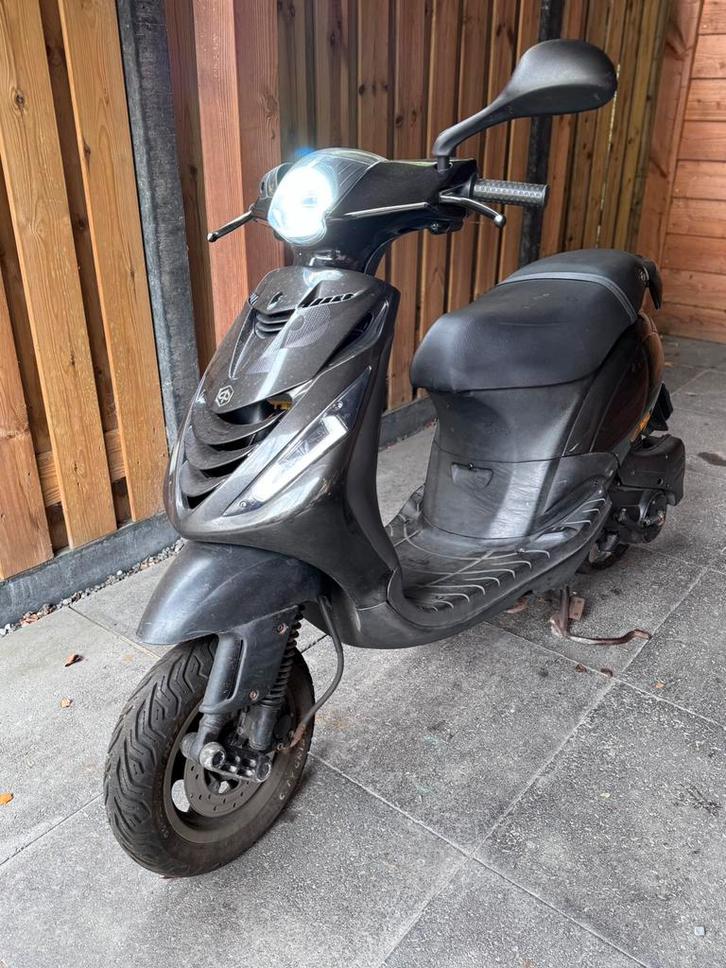 Piaggio zip 4takt 2017, Fietsen en Brommers, Scooters | Piaggio, Gebruikt, Zip, Maximaal 45 km/u, Benzine, Ophalen