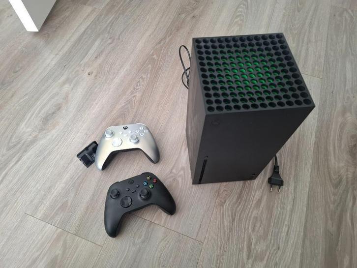 Xbox Series X 1TB + 2 controllers, Spelcomputers en Games, Spelcomputers | Xbox Series X en S, Zo goed als nieuw, Xbox Series X