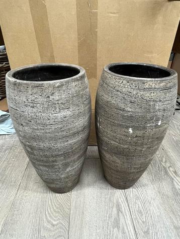 Setje van 2 bloempotten 41cm hoog 20cm breed beschikbaar voor biedingen