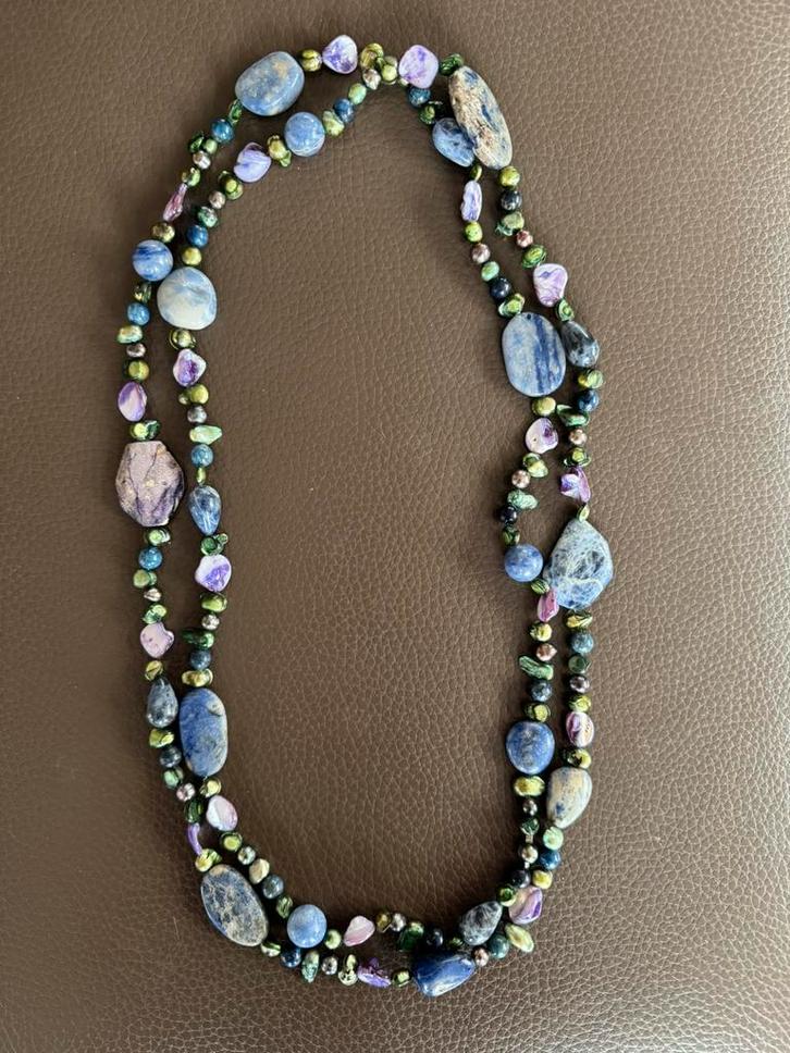 Lange ketting van gekleurde edelstenen, glas en schelpen., Sieraden, Tassen en Uiterlijk, Kettingen, Zo goed als nieuw, Steen of Mineraal