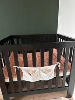 Zwarte, verstelbare box met matras en kleed, Ophalen of Verzenden, Gebruikt, Ledikant