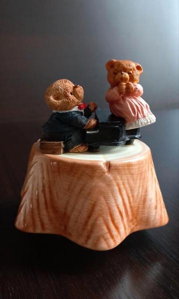 Vintage porseleinen draaiende muziekdoos berenfiguren beschikbaar voor biedingen