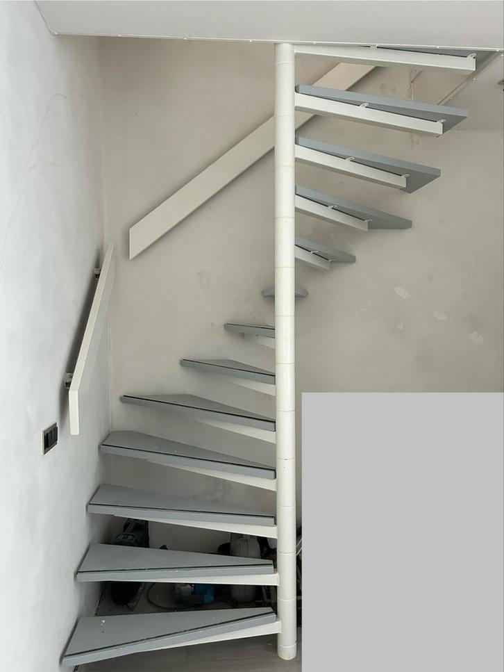 Twee gebruikte wenteltrappen, alleen samen te koop, Doe-het-zelf en Verbouw, Ladders en Trappen, Gebruikt, Trap, 2 tot 4 meter