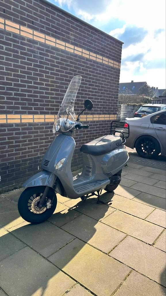 Scooter AGM VX50 / blauw kenteken / LEES BESCHR., Fietsen en Brommers, Snorfietsen en Snorscooters, Gebruikt, Overige merken, Benzine
