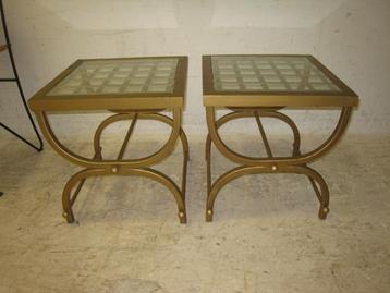 Twee goudkleurige bijzettafels beschikbaar voor biedingen