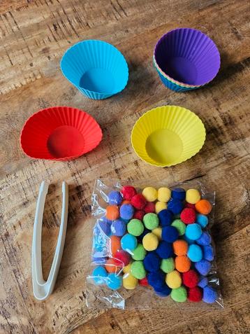 Montessori sorteerspel met bakjes en balletjes beschikbaar voor biedingen