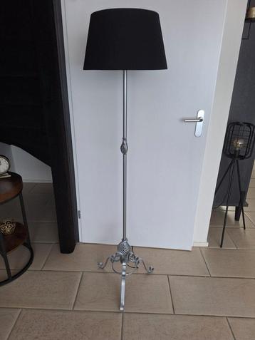 Stijlvolle staande lamp met zwarte kap beschikbaar voor biedingen