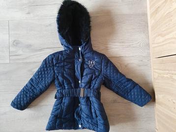 Gewatteerde jas met capuchon. Meisje. Maat 98, met riem beschikbaar voor biedingen