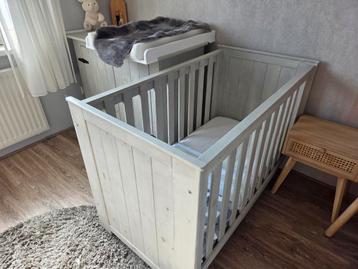 Massief houten babykamer set: kast, commode, ledikant beschikbaar voor biedingen