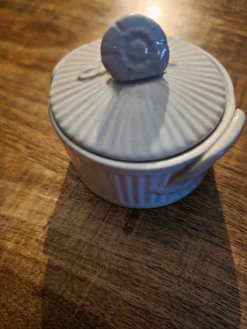 Leuk klein Leeds Ware snuisterijenbakje met deksel beschikbaar voor biedingen