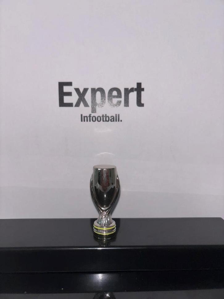 Uefa super cup klein, Verzamelen, Sportartikelen en Voetbal, Nieuw, Beeldje of Poppetje, Buitenlandse clubs, Ophalen of Verzenden