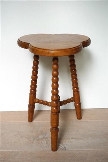 Vintage bijzettafeltje gedraaide poten beschikbaar voor biedingen