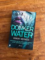 Robert Bryndza - Donker water, Boeken, Thrillers, Robert Bryndza, Nieuw, Ophalen of Verzenden, Nederland