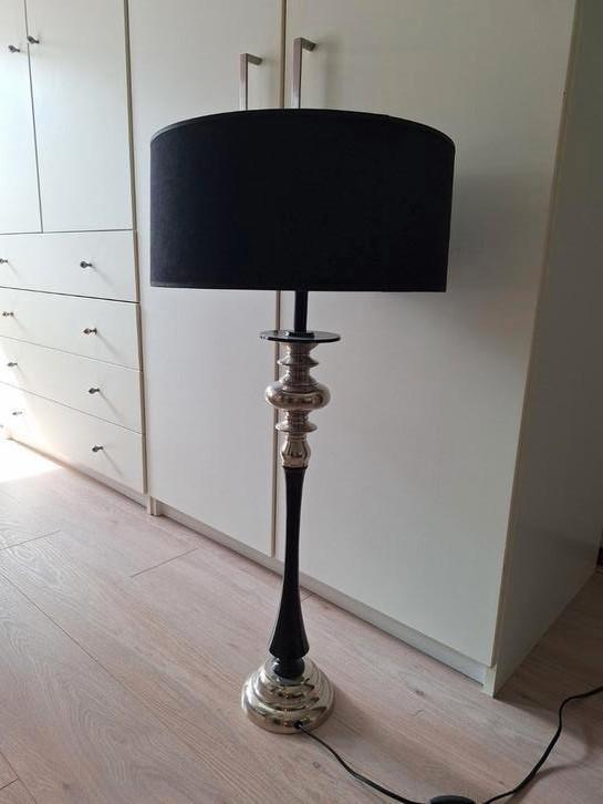 Hoge zwarte chromen staande lamp met fluwelen kap, Huis en Inrichting, Lampen | Tafellampen, Zo goed als nieuw, 75 cm of meer