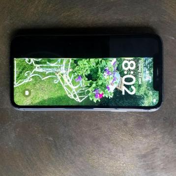 Iphone 11 en IPhone beide schermen gebroken zie foto's  beschikbaar voor biedingen