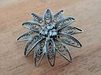 Zilveren filigrain broche bloem met 3 stenen, Sieraden, Tassen en Uiterlijk, Broches, Ophalen of Verzenden, Zo goed als nieuw