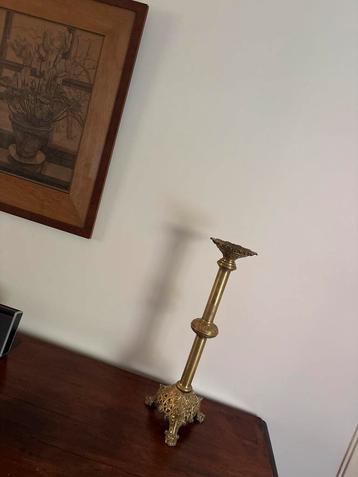 Antieke Kerk Kandelaar beschikbaar voor biedingen