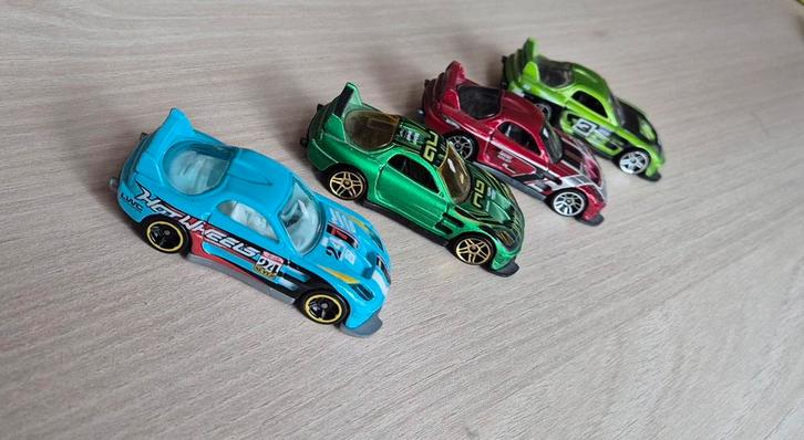 Hot wheels 24/seven 4 stuks! Nieuwstaat, Hobby en Vrije tijd, Modelauto's | Overige schalen, Zo goed als nieuw, Auto, Ophalen