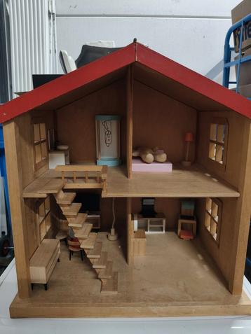 Leuk houten poppenhuis met meubels beschikbaar voor biedingen