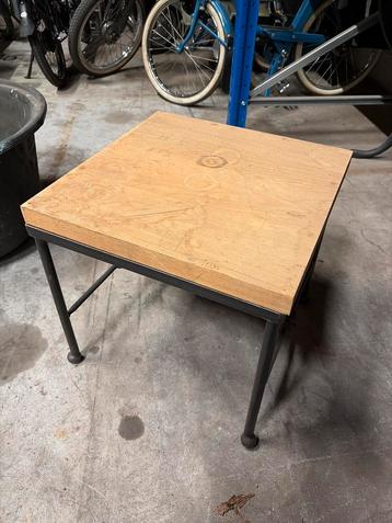 Houten Bijzettafel met Metalen Onderstel beschikbaar voor biedingen