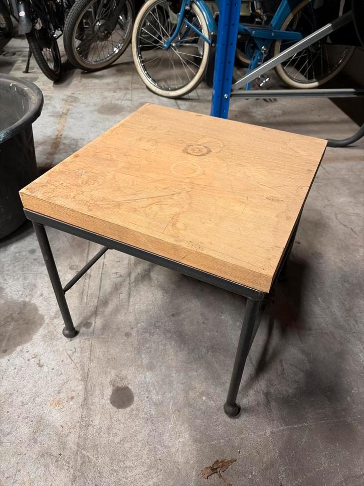 Houten Bijzettafel met Metalen Onderstel, Huis en Inrichting, Tafels | Bijzettafels, Gebruikt, Vierkant, 45 tot 60 cm, Ophalen