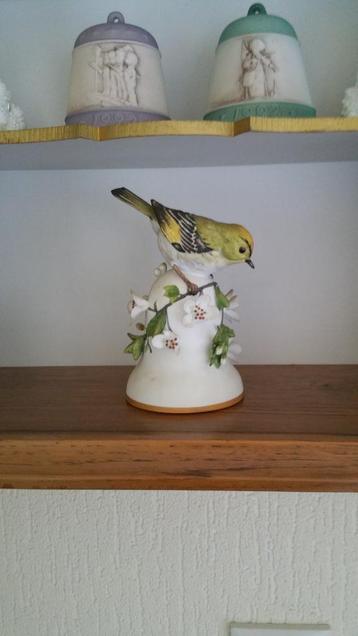 porseleinen bel met prachtige vogel en decoratie beschikbaar voor biedingen