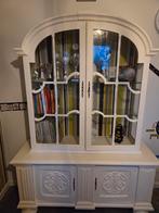 Witte kast met boog, glas en houtsnijwerk, Ophalen, 100 tot 150 cm, Glas, Landelijk