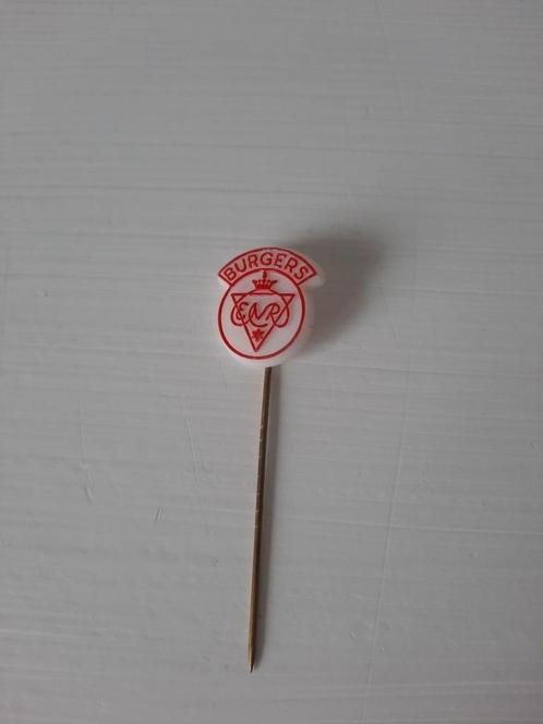 Burgers ENR Rijwielen Rood Wit Kunststof Speldje, Verzamelen, Speldjes, Pins en Buttons, Zo goed als nieuw, Speldje of Pin, Overige onderwerpen