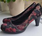 Marco Tozzi Zwarte Velvet Hakken met Rode Rozen Maat 39, Kleding | Dames, Ophalen of Verzenden, Zo goed als nieuw, Zwart
