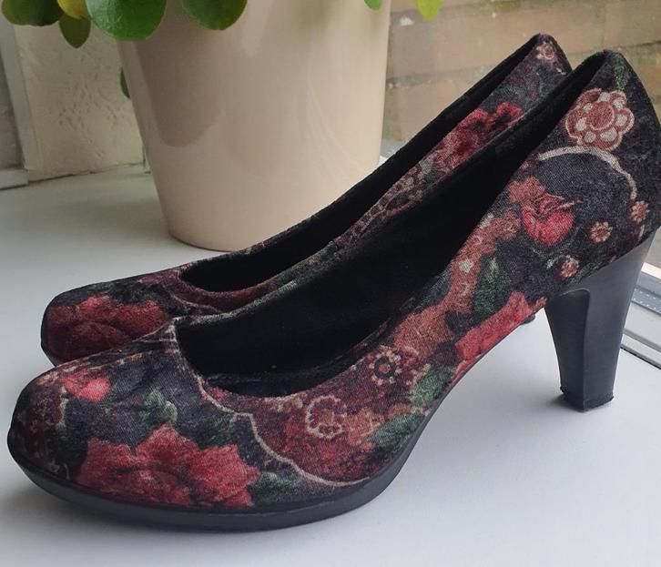 Marco Tozzi Zwarte Velvet Hakken met Rode Rozen Maat 39, Kleding | Dames, Schoenen, Zo goed als nieuw, Zwart, Ophalen of Verzenden