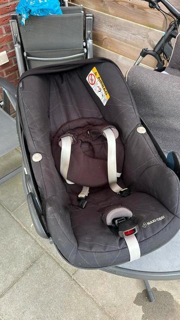 Nette Maxi Cosi Pebble incl. Family fix base beschikbaar voor biedingen