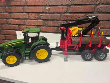 Bruder John Deere 7R 350 met aanhanger en boomstammen beschikbaar voor biedingen