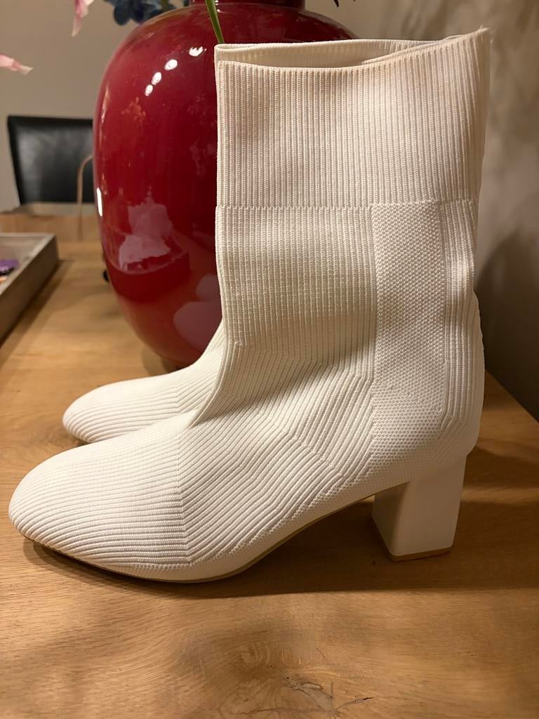 Witte soklaarzen maat 42, Kleding | Dames, Schoenen, Ophalen of Verzenden, Zo goed als nieuw, Wit, Sneakers of Gympen