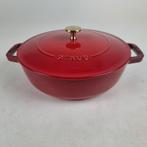 Staub Sauteuse Chisteria Cerise 24cm, Huis en Inrichting, Keuken | Potten en Pannen, Ophalen, Gietijzer, Nieuw, Keramische plaat