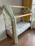 Huis bed met lattenbodem en gordijnen, Kinderen en Baby's, Kinderkamer | Bedden, Ophalen, 85 tot 100 cm, Zo goed als nieuw, Lattenbodem