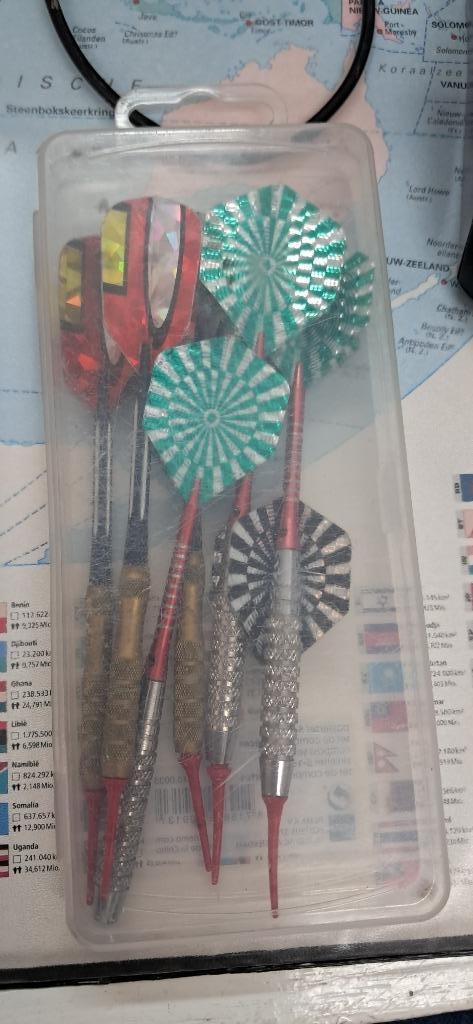 Dartpijlen in doosje, Sport en Fitness, Darts, Zo goed als nieuw, Pijlen, Ophalen of Verzenden