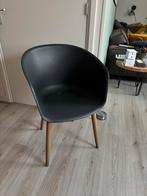 Zwarte stoel met houten poten 2x, Huis en Inrichting, Stoelen, Ophalen, Kunststof, Gebruikt, Zwart