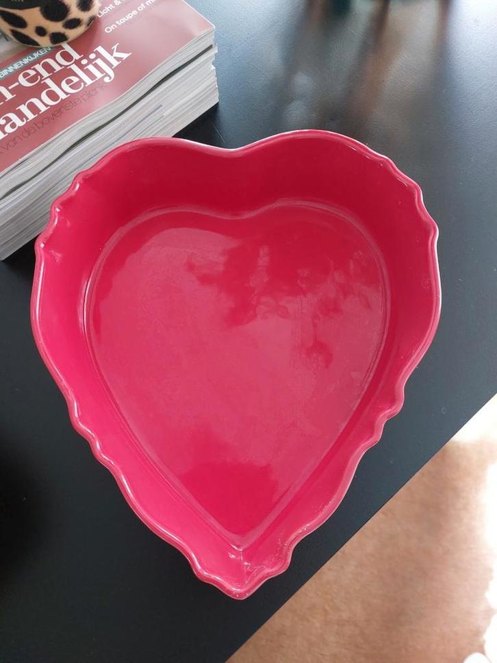 Nieuw! appolia ovenschaal 29 cm. Cherry kleur. Hart vorm., Huis en Inrichting, Keuken | Potten en Pannen, Nieuw, Overige typen