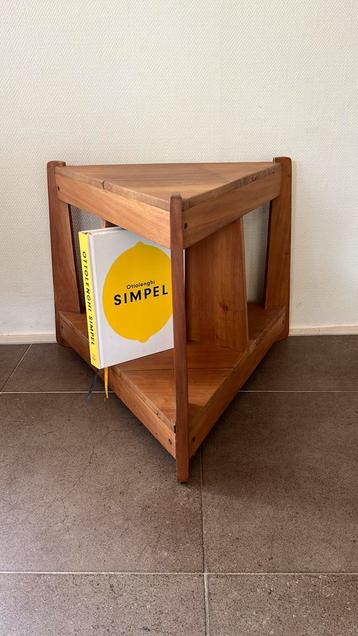 Kleine variant houten handgemaakt bijzettafel opbergtafeltje beschikbaar voor biedingen