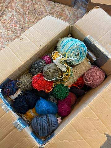 Grote partij bollen wol - breien & weven beschikbaar voor biedingen