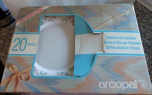 20 delig Arcopal servies Champetre bloemen patroon, Huis en Inrichting, Keuken | Servies, Zo goed als nieuw, Kop(pen) en/of Schotel(s)