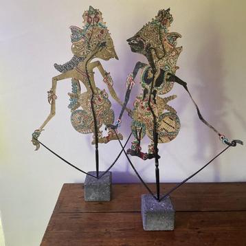 2 Wayang Kulit poppen, inclusief standaard beschikbaar voor biedingen