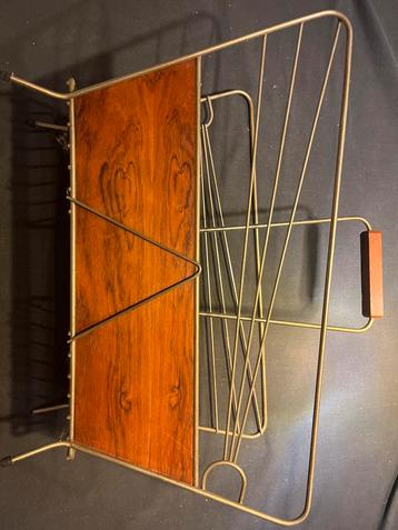 Retro krantenbak met houten details beschikbaar voor biedingen