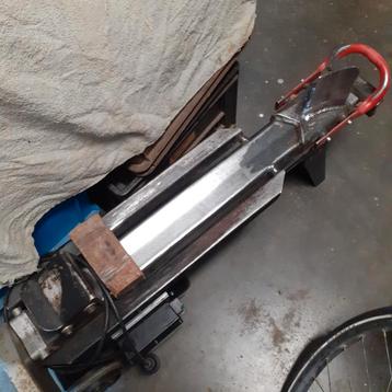 houtklover 5,5 ton drukkracht TE HUUR beschikbaar voor biedingen