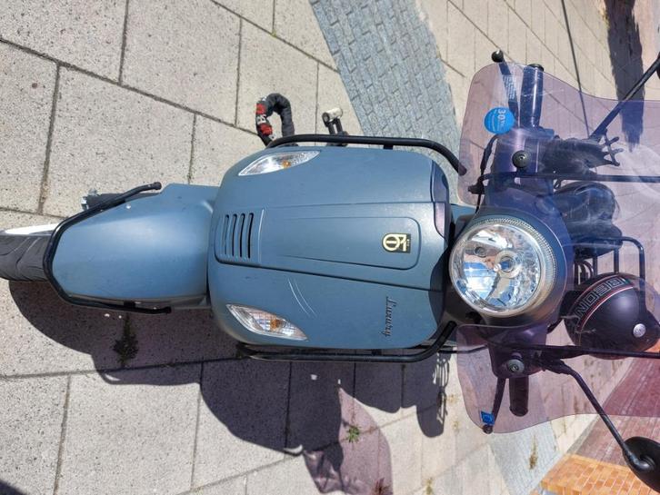 Scooter Spijkenisse Vespa look luxe bieden toegestaan, Fietsen en Brommers, Scooters | Overige merken, Zo goed als nieuw, Maximaal 45 km/u
