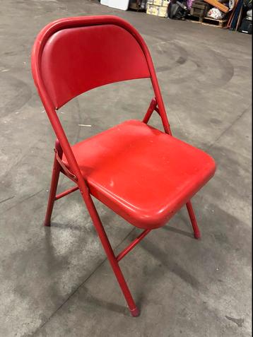 2x Vintage rode klapstoelen – stevig & stijlvol beschikbaar voor biedingen