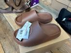 Adidas Yeezy Slides Flax - 43, Kleding | Heren, Schoenen, Bruin, Nieuw, Ophalen of Verzenden, Sneakers of Gympen