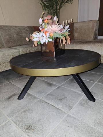 Salontafel,  zwart hout met goudkleurige metalen rand